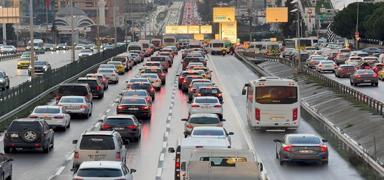 Ara�lar g��l�kle ilerledi! �stanbul'da trafik kilit