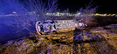 D�zce'de midib�s otomobille �arp��t�: 5 yaral�