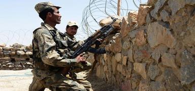 Ge�en y�l yakalanm��lard�! Afganistan, 3 Pakistan askerini serbest b�rakt�