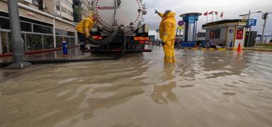 Bir avu� ya�mur �ehri bat�rd� �zmirliler isyanda