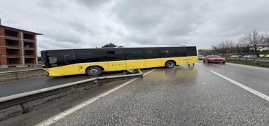 B�y�k�ekmece'de �ETT facias�: Yoldan ��k�p bariyere �arpt�