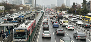 �stanbul'da trafik �ilesi! Ara�lar g��l�kle ilerledi