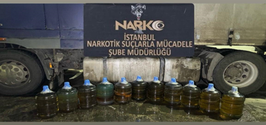 �stanbul'da zehir tacirlerine a��r darbe: Litrelerce uyu�turucu ele ge�irildi