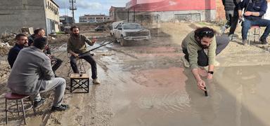 Ya��� sonras� g�le d�nen yolda bal�k tuttular