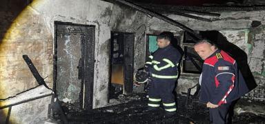 K�y evinde yang�n facias�: Ya�l� kad�n can verdi