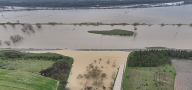 Meri� ve Tunca nehirlerindeki debi art��� s�r�yor! K�y yolu sular alt�nda kald�