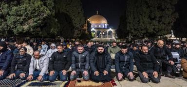 Mescid-i Aksa'da ilk teravih: On binlerce M�sl�man saf tuttu