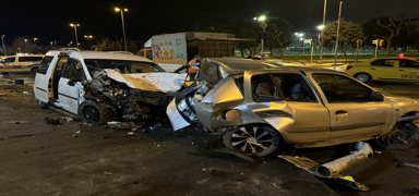 Park halindeki otomobile �arpt�: Yaral�lar var