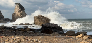 Bart�n'da �iddetli r�zgar dev dalgalar olu�turdu