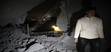 Katil �srail ordusu �ehit etti�i Filistinlinin evini y�kt�