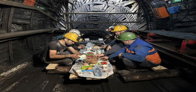 Maden i��ilerinden yerin alt�nda sahur