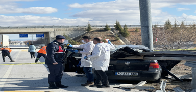 Otomobil bariyere �arpt�! Feci kazada 2 ki�i �ld�