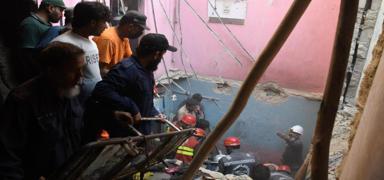 Pakistan'da �� katl� binada patlama! 16 ki�i hayat�n� kaybetti