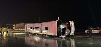 Yolcu otob�s� devrildi: Yaral�lar var