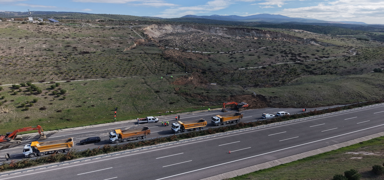 Otoyolda heyelan alarm�! Ekipler 7/24 �al���yor