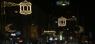 Almanya ramazan ���klar�yla ayd�nland�... Sokaklar m�sl�manlar i�in s�slendi