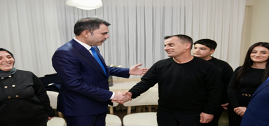 Bakan Kurum'dan depremzede aileye anlaml� ziyaret