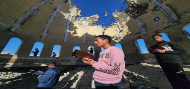 Gazze'de y�k�m ve umut bir arada: �ocuklar cami enkazda Kur'an okuyor