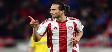 Yusuf Yaz�c� sahnede