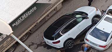 Mardin'de deh�et an�: ��retmene ara� �arpt�