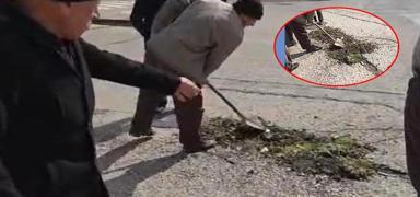 Vatanda�lar CHP'li belediyeden �midi kesti: Yollar�n� kendileri in�a ediyorlar