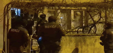 Bart�n'da h�rs�z pani�i... Evine pencereden giren gen� polisi harekete ge�irdi