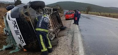 Diyaliz hastalar�n� ta��yan minib�s devrildi: 9 yaral�