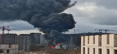 Tuzla'da korkutan yang�n: ���i konteyneri alevlere teslim oldu