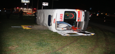 Ambulans ile otomobil �arp��t�: Yaral�lar var