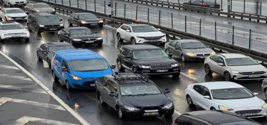 �stanbul'da trafik yo�unlu�u y�zde 81'e dayand�: Ya�mur yollar� kilitledi