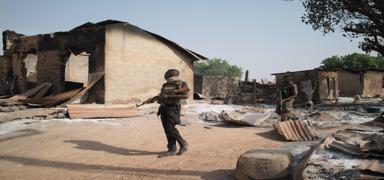 Nijerya'da camiye sald�r�: Namaz k�larken kur�un ya�d�rd�lar