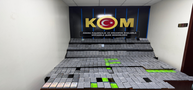 Adana'da ka�ak��lara darbe: Y�zlerce cep telefonuna el konuldu