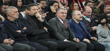 Bakan Osman A�k�n Bak, T�rkiye-S�rbistan ma��n� salonda takip etti