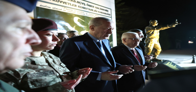 Cumhurba�kan� Erdo�an, �mer Halisdemir'in an�t�nda dua etti