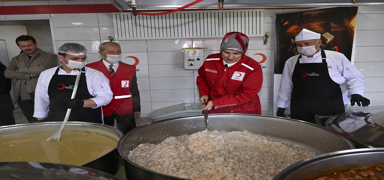 Her g�n 43 a�evinden 60 bin ihtiya� sahibine... T�rk K�z�lay'�n s�cak yemek deste�i s�r�yor