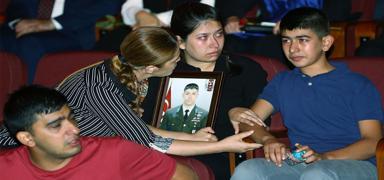 �ehit Halisdemir'in k�z� bordo beresini ku�and�