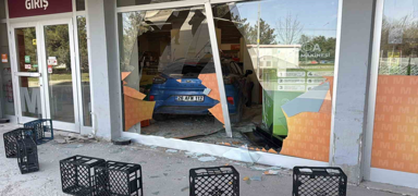 Market kazas� hayrete d���rd�! Arabayla i�eri girdi