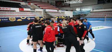 A Milli Kad�n Hentbol Tak�m�, �ekya deplasman�nda