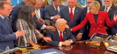 Trump'�n etraf�n� sar�p dua ettiler