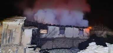 U�ak'ta korkutan yang�n... �ki katl� ev alevlere teslim oldu