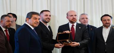 Bilal Erdo�an Esenler'de Tayfa gen�leriyle sahurda bulu�tu