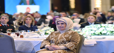 Emine Erdo�an'dan 8 Mart vurgusu: �reten ve ilklere imza atan g��l� kad�nlarla bir araya geldik