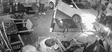 �zmit'te deh�et an�! Otomobil kafeye b�yle dald�