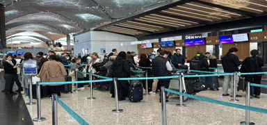 �stanbul'daki havalimanlar�nda tatil yo�unlu�u: Uzun kuyruklar olu�tu