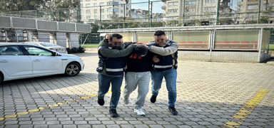 Interpol Rusya'da yakalad�, KOM ekipleri teslim ald�: Cinayet zanl�s� adaletten ka�amad�