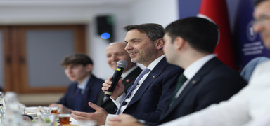 Bakan Bayraktar gen�lere enerjide 'K�z�lelma' hedefini anlatt�: Gece g�nd�z �al��aca��z