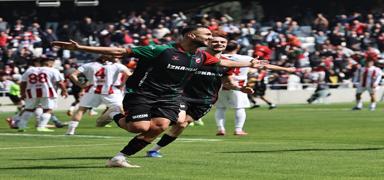 9 ma�ta 9 gol! Kar��yaka'da �mer Faruk Sezgin f�rt�nas�