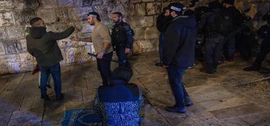 ��galci �srail polisi teravih namaz� k�lan  Filistinlilere sald�rd�