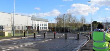 �ekya'da soyk�r�mc� �srail nefreti: Silah fabrikas� ate�e verildi