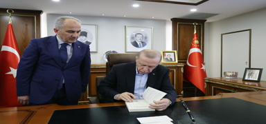 Cumhurba�kan� Erdo�an'dan Rize Valili�i'ne ziyaret: �eref Defteri'ni imzalad�